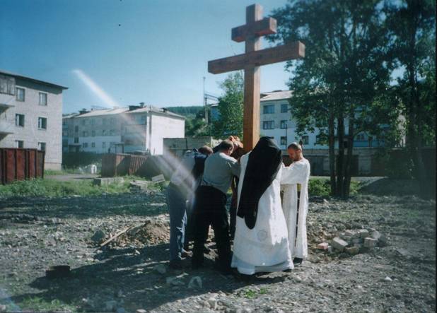 Установка креста в городе Облучье Еврейской АО на месте предполагаемого строительства храма (2005г).